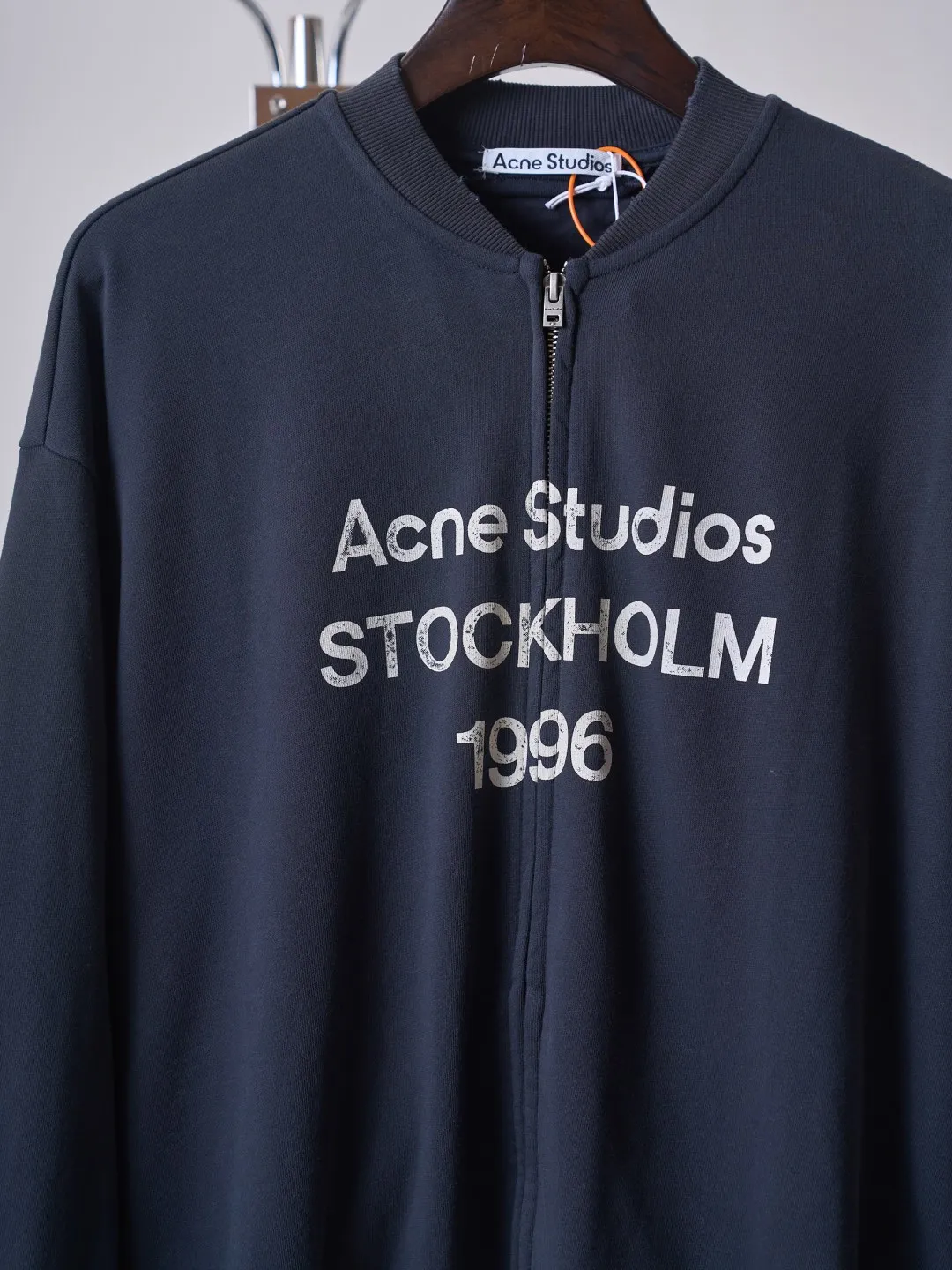 [Real auction] Acne Studios spray-painted distressed logo baseball collar zipper jacket [In Stock] S M L Acne Studios logo printing on the chest uses Retro sports aesthetics to engrave the brand's heritage. It is unobtrusive but highly recognizable. It subtly blends the Nordic minimalist style with the Retro sports style. It is low-key and elegant. It has its own aura. Adopt glue printing process. The chest printing has been revised three times with the film screen. Use glue liquid paint to print the pattern on the fabric. Bake the fabric to fix the printed pattern. Gradient distressing spray process. Spray dyes of different colors on the surface of the fabric. Realize that the clothes will show rich color changes under different lights to increase the visual layering. Many places on the body of the clothes are completely manually positioned and worn. Manual brushing marks add texture and depth to the surface of the clothes to imitate the texture of natural wear and tear. The fabrics have been fermented and washed, giving a better hand feel and texture. Not easy to deform, not easy to shrink, not easy to fade, and maintain long-term beauty and loose fit.